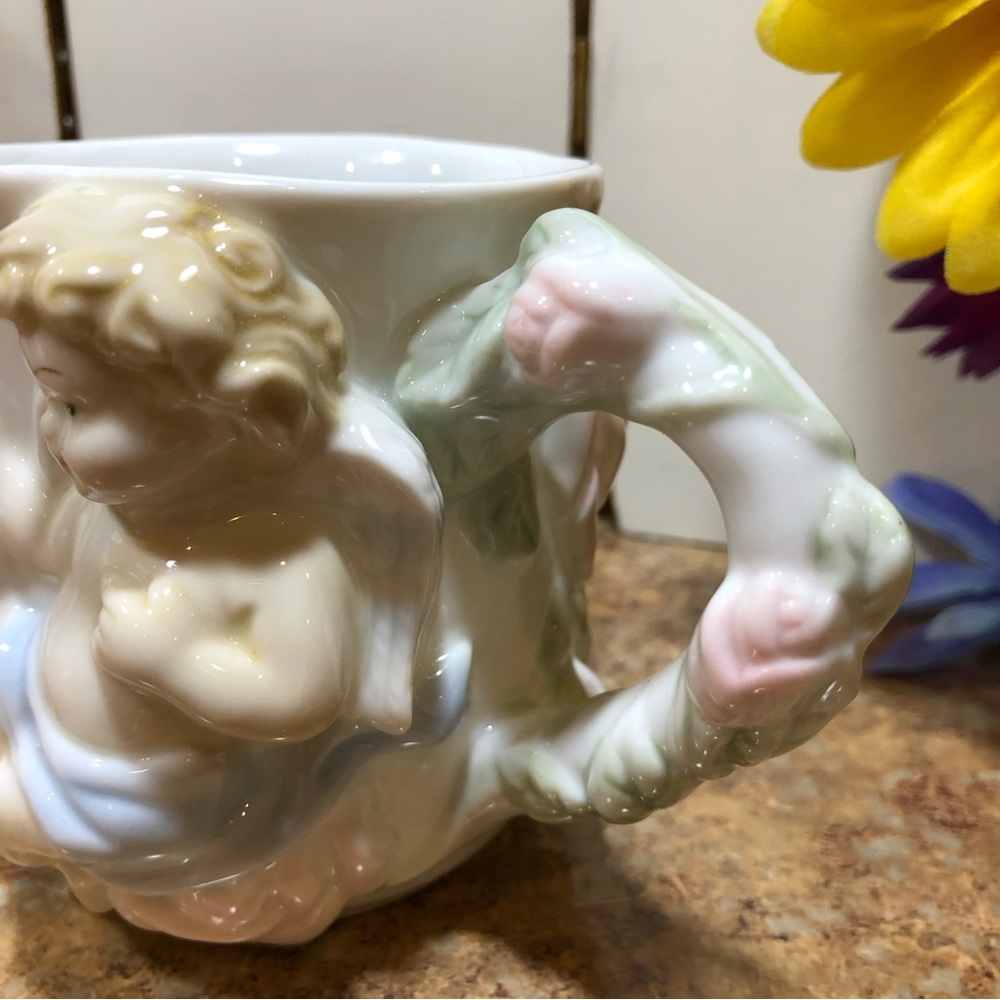 Vintage Avon 1992 Boy Cherub Angel & Roses Embossed Porcelain Mug - Picture 5 of 7